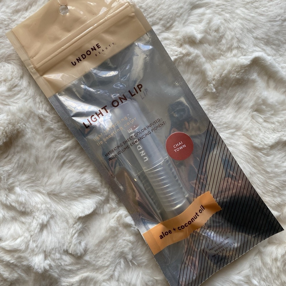 UNDONE Light on Lip Hydrating Light Reflecting CHAI‎ TOWN Aloe + Coconut Oil - Picture 3 of 7